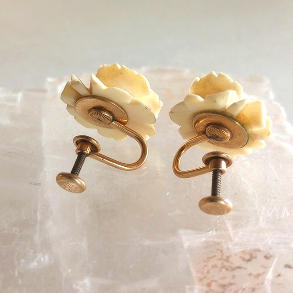 VAN DELL VINTAGE GOLD FILLED 1/20 G.F. CARVED FLOWERS SCREW BACK EARRINGS. - Picture 4 of 5